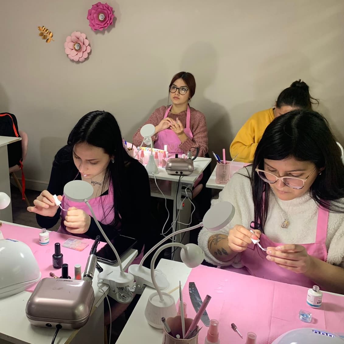 Alumnas practicando en clase