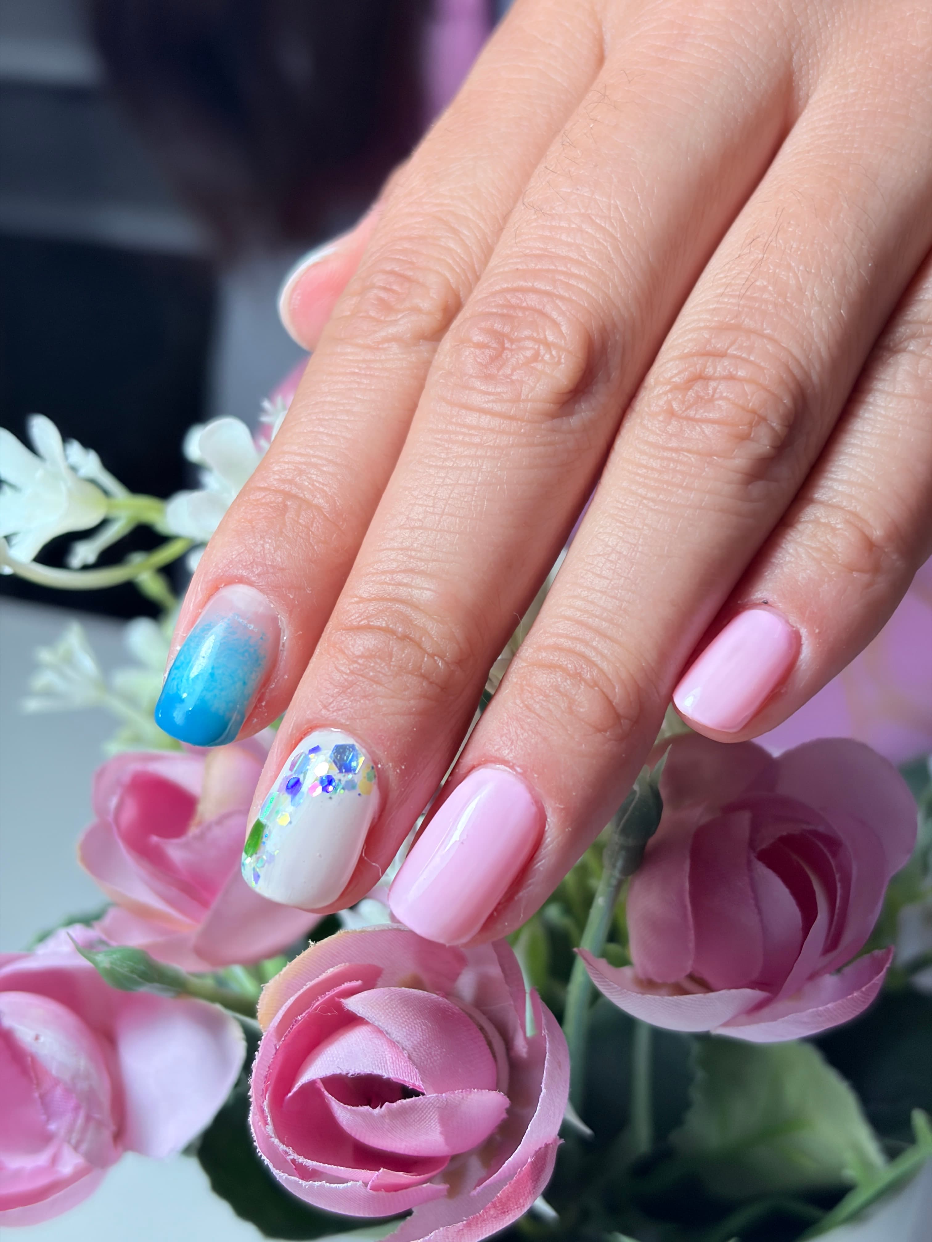 Manicure con diseño y pedrería
